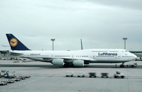 Am Montag war es soweit: Seitdem steht der Rettungsplan für die größte Airline Europas – die Deutsche Lufthansa. Neun Milliarden Euro bekommt der Konzern als Hilfe, dafür aber auch klare Auflagen bei Umwelt, Dividenden und Vorstands-Boni. Die Zustimmung der EU-Kommission steht ebenso noch aus wie die des Aufsichtsrates der Lufthansa und der Hauptversammlung des Konzerns. Der staatliche Wirtschaftsstabilisierungsfonds (WSF) hatte zuvor dem Paket zugestimmt. Die Bundesregierung hatte den Fonds eingerichtet, um sich im Notfall an großen und wichtigen Unternehmen beteiligen zu können. Die Lufthansa teilte in einer Pflichtmitteilung an die Börse mit, auch der Vorstand befürworte das Paket. Der Fonds soll stille Einlagen von insgesamt bis zu 5,7 Milliarden Euro in das Vermögen der Deutsche Lufthansa AG leisten. Vorgesehen ist dafür eine ansteigende Verzinsung von anfangs 4 Prozent bis auf 9,5 Prozent. Außerdem werde der WSF im Wege einer Kapitalerhöhung Aktien zeichnen, um eine Beteiligung von 20 Prozent am Grundkapital der Lufthansa aufzubauen. Der WSF könne außerdem seinen Anteil am Grundkapital auf 25 Prozent plus eine Aktie erhöhen – damit könne eine feindliche Übernahme abgewehrt werden. Geplant ist außerdem ein Kredit in Höhe von bis zu 3 Milliarden Euro unter Beteiligung der Staatsbank KfW und privater Banken mit einer Laufzeit von drei Jahren.