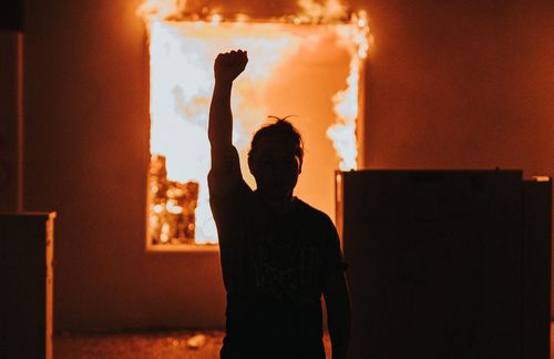 Auch solche Bilder gehören zu den Protesten nach dem Tod des US-Amerikaners George Floyd. Bei Protesten kam es vielerorts zu Krawallen und Plünderungen. Seit Tagen kommt es in Washington, New York und anderen Metropolen zu Demonstrationen gegen Polizeigewalt, Rassismus und soziale Ungerechtigkeit. Am Wochenende haben sich weltweit Hunderttausende Menschen den Protesten angeschlossen. Auch in Deutschland gingen Menschen in zahlreichen Städten auf die Straße, besonders viele waren es in München mit rund 25.000 Teilnehmern. Kritik gab es an den deutschen Demos, weil der wegen der Corona-Pandemie geltende Mindestabstand nicht überall eingehalten wurde. Die Demonstrationen in Deutschland verliefen weitgehend friedlich, einige Vorfälle gab es aber: In Hamburg etwa kam es im Anschluss an die Proteste zu Auseinandersetzungen zwischen Demonstranten und der Polizei. In Berlin wurden aus einer größeren Gruppe heraus laut Polizei Steine und Flaschen auf Polizisten und Passanten geworfen. Auch in Stuttgart gab es mehrere Zwischenfälle.