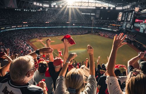 Von vollen Stadien, mit Menschen dicht an dicht gedrängt, hat sich die Welt vorerst verabschiedet. In Zeiten von Abstandsgeboten scheinen solche Massenveranstaltungen nicht mehr zeitgemäß. Wenn das dauerhaft so bleibe, kommentiert ZU-Gastprofessor Hans Ulrich Gumbrecht, dann verlören wir Menschen Momente, in denen wir gemeinsame körperliche Präsenz feiern, eine Dimension des Lebens, die im Zeitalter der elektronischen Kommunikation und ihrer Folge einer flachen, banalen Form der Individualität immer mehr ausgedünnt wird.