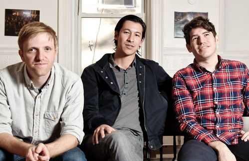 Charles Adler, Perry Chen und Yancey Strickler (v.l.n.r.) machten die Online-Plattform Kickstarter zum Inbegriff des Crowdfundings. Dort werden jährlich Tausende von Projekten finanziert – jedes wird vom jeweiligen Gründer eigenständig erstellt und gestaltet. Filmemacher, Musiker, Künstler oder Designer haben die volle Kontrolle über ihre Projekte und sind auch für sie verantwortlich. Jeder von ihnen ist verpflichtet, das Finanzierungsziel und die Frist für sein Projekt festzusetzen. Wenn andere an dem Projekt Gefallen finden, können sie einen Beitrag zur Umsetzung des Projekts leisten. Erreicht das Projekt sein Finanzierungsziel, werden die Kreditkarten der Unterstützer bei Ablauf der Frist belastet. Schlägt die Finanzierung fehl, zahlt niemand. Auf Kickstarter funktioniert die Finanzierung nach dem Prinzip „Alles oder nichts“. Oft mit Erfolg: Dreizehn Filme, die über Kickstarter finanziert werden konnten, wurden für die Academy Awards nominiert, einer davon, der Dokumentarfilm "Inocente", gewann 2013 den Oscar. Alben, die dank Kickstarter aufgenommen wurden, haben es unter die Top 10 der Billboards geschafft, haben Grammys gewonnen und Musikerlegenden neue kreative Freiheiten gegeben. Kickstarter war der Ausgangspunkt für Kunstwerke, die im MoMA, der Whitney Biennial, dem Kennedy Center, dem Walker Art Center, dem Smithsonian und dem American Folk Art Museum ausgestellt wurden.