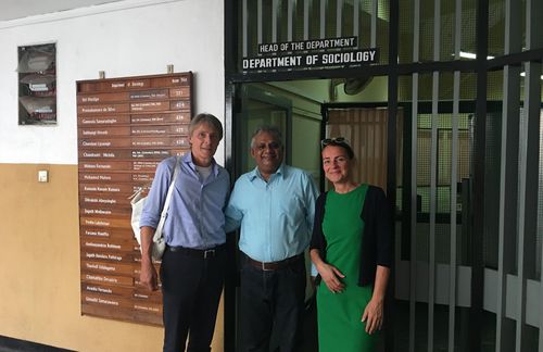 Das Autorenduo Angelica V. Marte (r.) und Werner Zips (l.) mit Premakumara de Silva, Professor für Sozialanthropologie an der Universität von Colombo. Die ZU-Gastdozentin und der Sozial- und Kulturanthropologe sind die Köpfe hinter der Dokumentation „Sri Lanka – Insel der Hoffnung“, die am 17. September um 22.55 Uhr auf 3sat ausgestrahlt wird. Sie begleitet die Wiedergeburt des Landes nach langem Bürgerkrieg. Beim zweiwöchigen Perahera-Fest steht die alte Königsstadt Kandy im Mittelpunkt des öffentlichen Interesses. Im Schatten der Feierlichkeiten von Kandy findet zeitgleich die Perahera von Kataragama statt. Hierher verschlägt es nur wenige Touristen. Aber für Hunderttausende Pilger bedeutet Kataragama das spirituelle Zentrum des Landes. Sie kommen zu Ehren der wichtigsten Schutzgottheit des Landes: Kataragama. Buddhisten und Hindus verehren ihn unter verschiedenen Namen und unterschiedlichen Identitäten. Das hält sie aber nicht davon ab, das Pilgerfest gemeinsam zu feiern.