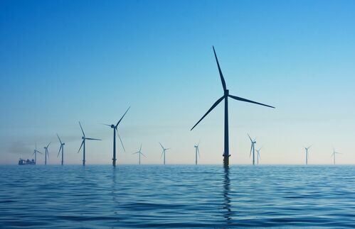 Von den 18 Vorhaben des Aktionsprogramms für mehr Windräder an Land sind nach Angaben des Bundeswirtschaftsministeriums inzwischen sechs Punkte komplett abgearbeitet. Drei weitere seien in der Umsetzung und schon sehr weit, zudem würden drei Vorhaben mit der Novelle des Erneuerbare-Energien-Gesetzes (EEG) angegangen, teilte das Ministerium von Peter Altmaier (CDU) am Dienstag in Berlin mit. Die EEG-Reform soll zum 1. Januar 2021 in Kraft treten. Den Arbeitsplan zur Stärkung der Windenergie an Land hatte Altmaier im Oktober 2019 vorgelegt, um den stockenden Ausbau der Windkraft an Land voranzubringen. Bis 2030 sollen 65 Prozent des Stroms in Deutschland aus erneuerbaren Energien kommen. Haupthindernisse für den Ausbau sind lange Genehmigungsverfahren, fehlende Flächen sowie Proteste und Klagen von Anwohnern und Naturschützern.