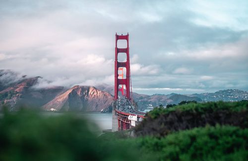 Knapp 60 Kilometer von der weltbekannten Golden Gate Bridge liegt die Universität Stanford. Alle Bücher, an denen ZU-Gastprofessor Hans Ulrich Gumbrecht bis heute etwas liegt, seien dort entstanden – dort erst wuchsen ihm die intellektuellen Projekte ans Herz, weil Resonanz bei Studenten und Kollegen allein das fand, was ihn selbst bewegen konnte: „Alltägliche Freude an der Arbeit ging ein in den Aufschwung, der Stanford zu Harvards Herausforderer machte – und der dann das Silicon Valley, von Stanford inspiriert, denselben Alltag in Intensität umformen ließ.“ Die private US-Universität wurde 1891 gegründet. Heute studieren dort mehr als 16.000 junge Menschen, angeleitet und unterstützt von 13.000 Mitarbeitern – davon 2.219 Professoren. Der Jahresetat der Hochschule liegt bei rund 6,8 Milliarden US-Dollar, das Stiftungsvermögen bei 27,7 Milliarden US-Dollar. 