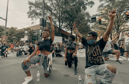 Die Vereinigten Staaten von Amerika sind in diesem Jahr politisiert wie seit Jahren nicht mehr: Der Tod des Afroamerikaners George Floyd durch Polizeigewalt löste landesweit heftige Proteste gegen Rassismus und Diskriminierung aus. Die jüngste Gewalttat von Polizisten gegen einen schwarzen Amerikaner, dem bei einer Festnahme in den Rücken geschossen wurde, traf viele Menschen Ende August ein weiteres Mal schwer. In den vergangenen Tagen hat sich nun auch der US-Sport deutlich positioniert und politisiert. Die NBA musste in einer offiziellen Mitteilung eine Reihe von Playoffspielen absagen. Der Entscheidung war ein Boykott der Milwaukee Bucks vorausgegangen. Der Titelkandidat in der stärksten Basketballliga der Welt hatte aus Protest gegen die jüngste Gewalttat von Polizisten gegen einen Afroamerikaner auf ihr Duell mit den Orlando Magic verzichtet. Ausgelöst von diesem historischen Boykott verzichteten auch Teams und Spieler in der NBA, MLB, MLS und WNBA auf ihre Wettkämpfe. 