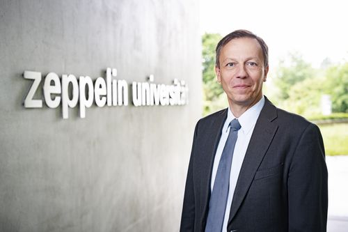 Klaus Mühlhahn hat am 1. Juni sein Amt als Präsident der Zeppelin Universität angetreten. Zuvor war er seit 2018 Vizepräsident an der FU Berlin für die Bereiche Forschung, Nachwuchsförderung sowie Wissenstransfer und Ausgründungen. Mühlhahn gilt als einer der renommiertesten Sinologen in Deutschland. Nach dem Studium der Sinologie und der Promotion an der FU Berlin führte ihn sein wissenschaftlicher Weg zunächst von 2002 bis 2004 als Visiting Fellow an das Center for Chinese Studies der University of California, Berkeley. Weitere Stationen waren von 2004 bis 2007 als Professor für gegenwärtige chinesische und asiatische Geschichte das Institut für Geschichte der University of Turku, Finnland, und von 2007 bis 2010 als Professor für Geschichte und außerordentlicher Professor für ostasiatische Sprachen und Kulturen die Indiana University Bloomington, USA, bevor Mühlhahn im selben Jahr als Professor für chinesische Geschichte und Kultur an die FU Berlin zurückkehrte. An der Zeppelin Universität übernimmt Mühlhahn den Lehrstuhl für Moderne China-Studien. 