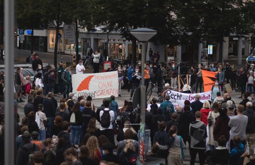 Menschenrechte ohne Grenzen? Das forderten Demonstranten im September auf einer Kundgebung in Bielefeld. Ein Grund: Die dramtische Lage im Flüchtlingslager Moria. Anfang September wurde dort ein Corona-Ansteckungsherd von 35 Infizierten entdeckt. Kurze Zeit später ging das Lager in Flammen auf. Bei dem Feuer waren nach offiziellen Angaben 12.700 Menschen obdachlos geworden. Zuletzt konnten 700 Menschen als anerkannte Flüchtlinge die griechische Insel Lesbos verlassen, auf der es zum Brand gekommen war. Griechische Behörden haben damit begonnen, sie aufs Festland zu verlegen. Ziel sei es, die Situation auf Lesbos zu entspannen.