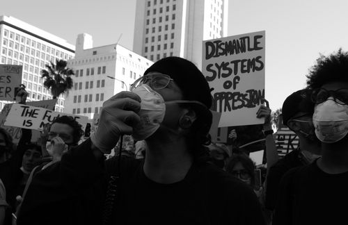 Angespannte Stimmung auf den Straßen: Seit Monaten stellen sich Demonstranten der „Black Lives Matter“-Bewegung auf der Straße dem Rassismus in den Vereinigten Staaten entgegen. Dabei besonders im Visier der Protestler: US-Präsident Donald Trump. Doch der gießt seinerseits Öl ins Feuer – etwa, wenn es um die Machtübergabe im Fall einer Wahlniederlage geht. Ungeachtet der Kritik aus seiner eigenen Partei bekräftigte er am vergangenen Freitag, dass er keine Machtübergabe in Fall einer Wahlniederlage garantieren wolle. Zugleich betonte er erneut seine Überzeugung, dass er die Präsidentenwahl am 3. November nur durch Betrug verlieren könne. „Wir wollen eine sehr freundliche Übergabe, aber wir wollen nicht betrogen werden und dumm sein und sagen, lasst uns eine Übergabe machen – während wir wissen, dass es tausende und tausende Stimmzettel gab, die durch Schummeln den Unterschied ausgemacht haben“, sagte Trump bei einem Wahlkampfauftritt im Bundesstaat Virginia.