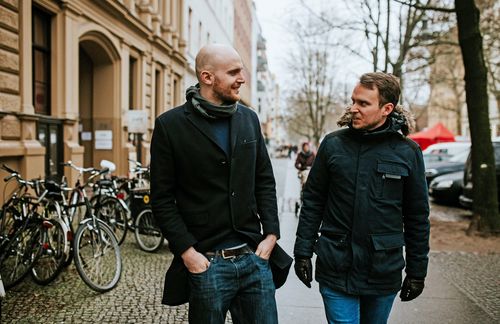  „Zwei Jahre trafen Caspar und ich uns mittwochmorgens und gingen die Erlebnisse durch. Woche für Woche widmeten wir uns jeweils einem Thema“, berichtet ZU-Alumnus Julian Leitloff über die Arbeit an seinem ersten Buch gemeinsam mit dem Journalisten Caspar Tobias Schlenk. Das Ergebnis: Mit einer großen Portion Selbstironie erzählt Leitloff vom spannendsten Trip seines Lebens – als er mit 22 Jahren das erste Unternehmen gründet – und erklärt, warum es sich lohnt an seine Träume zu glauben, auch wenn im echten Leben daraus kein Einhorn wird – also ein Start-up mit einer Marktbewertung, vor einem Börsengang oder einem Exit, von über einer Milliarde US-Dollar.