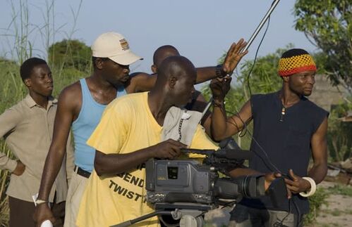 Regisseur Bond Emeruwa und seine Filmcrew beim Dreh des Dokumentarfilms „This Is Nollywood“ im Jahr 2008. Produziert wird in Rekordgeschwindigkeit, oftmals mit sehr wenig Budget. 