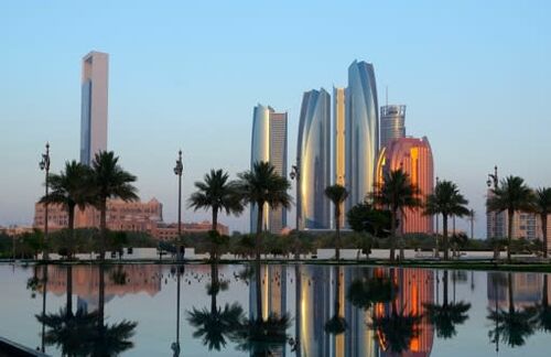 Abu Dhabi will zum Vorreiter der Vereinigten Arabischen Emirate für einen neuen Weg in eine nachhaltigere Zukunft werden. Abu Dhabi ist mit einer Fläche von über 67.000 Quadratkilometern und etwa 860.000 Einwohnern das flächenmäßig größte und reichste der sieben Arabischen Emirate. Abu Dhabi City ist gleichzeitig die Hauptstadt der Vereinigten Arabischen Emirate und des gleichnamigen Emirats. Die Stadt liegt auf einer Insel im Persischen Golf vor der Westküste des Landes und ist durch die Mussafah- und die Al-Maqtaa-Brücke mit dem Festland verbunden. Das ehemalige Fischerdorf gilt als reichste und schönste Stadt der gesamten Golfregion.