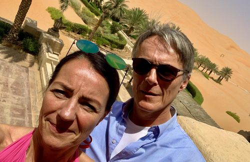 In der Welt zuhause: ZU-Gastwissenschaftlerin Angelica V. Marte (l.) und Sozial- und Kulturanthropologe Werner Zips. Für eine Dokumentation über Abu Dhabis Naturoase Sir Bani Yas haben die Filmemacher die Arabischen Emirate besucht. Der Film berichtet über den Kampf gegen Klimawandel und für Arten- und Naturschutz im Spannungsverhältnis zum Kult der Machbarkeit, den die Emirate und ihre Herrscherfamilien der staunenden restlichen Welt vorexerzieren. Mehr Informationen über die Dokumentation erfahren Sie mit einem Klick auf dieses Bild.