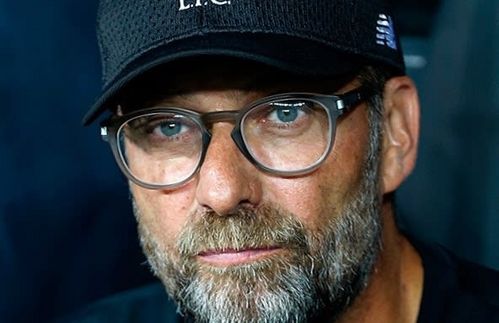 Jürgen Klopp, Jahrgang 1967, ist einer der wenigen deutschen Fußballtrainer, die den internationalen Durchbruch geschafft haben. Nach kurzen Stationen im Amateurfußball agierte Klopp von 1990 bis 2008 für den 1. FSV Mainz 05, zunächst als Spieler und ab 2001 als Trainer. Diesen führte er 2004 erstmals in die Bundesliga. 2008 wechselte er zu Borussia Dortmund. Mit dem BVB wurde er in den Jahren 2011 und 2012 Deutscher Meister und gewann 2012 das Double. Außerdem erreichte er zwei weitere Pokalendspiele und 2013 das Finale der UEFA Champions League. Seit Oktober 2015 ist Klopp Cheftrainer des FC Liverpool. Mit dem Verein erreichte er mit dem Champions-League-Sieg 2019 und dem Gewinn der englischen Meisterschaft 2020 seine bisher größten Erfolge als Trainer. Nach Ottmar Hitzfeld und Jupp Heynckes war er damit erst der dritte deutsche Trainer, der mit der von ihm betreuten Mannschaft einen Champions-League-Titel der Männer gewann.