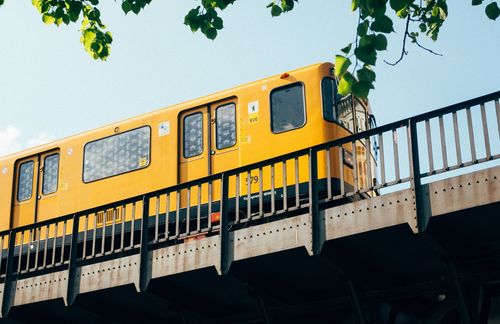 Virenschleuder Bus und Bahn? Die Coronavirus-Pandemie könnten den Bemühungen, die Deutschen vom Umstieg auf den ÖPNV zu überzeugen, einen Strich durch die Rechnung machen. Denn neben dem Fahrrad gewann auch das Auto durch die Pandemie wieder an Bedeutung, um sich innerhalb von Städten fortzubewegen. Die Zahl der Fahrgäste, die etwa baden-württembergische Unternehmen von Januar bis März 2020 im Liniennahverkehr beförderten, hat nach Angaben des Statistisches Landesamt mit der Corona-Pandemie spürbar abgenommen. So lag die Zahl der Fahrgäste in Bussen und Bahnen im ersten Quartal 2020 bei rund 275 Millionen Personen und damit um 8,1 Prozent unter dem Niveau des entsprechenden Vorjahresquartals.