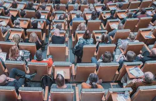 Eine Befragung von mehr als 11.000 Studierenden und mehr als 1.800 Lehrenden an deutschen Hochschulen zeigt: Wurden im Wintersemester 2019/20 nach Angabe der befragten Lehrenden gerade einmal zwölf Prozent der Lehrangebote digital zur Verfügung gestellt, hat sich der Anteil seit Beginn der Pandemie auf 91 Prozent erhöht. Diese Umstellung erfolgte in der Regel innerhalb von 30 Tagen. Dass sie mit der Umstellung auf digitale Lehrformate zufrieden seien, gaben etwa 60 Prozent der befragten Studierenden und Lehrenden an. Das Campusleben wird durch die Digitalisierung jedoch nicht ersetzt. Studierende honorieren zwar die Reaktionsschnelligkeit der Hochschulen; gleichzeitig sinkt die Zufriedenheit mit der Lernerfahrung im Vergleich zum Wintersemester (85 Prozent) im Sommersemester jedoch auf einen Anteil von 51 Prozent. 