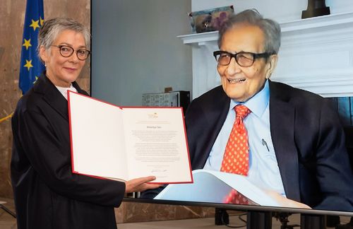 Den Friedenspreis des Deutschen Buchhandels hat der Börsenverein im Jahr 2020 an den Wirtschaftswissenschaftler Amartya Sen verliehen. „Wir ehren mit ihm einen Philosophen, der sich als Vordenker seit Jahrzehnten mit Fragen der globalen Gerechtigkeit auseinandersetzt und dessen Arbeiten zur Bekämpfung sozialer Ungleichheit in Bezug auf Bildung und Gesundheit heute so relevant sind wie nie zuvor“, teilte die Jury zur Begründung mit. Gesellschaftlichen Wohlstand nicht allein am Wirtschaftswachstum zu messen, sondern immer auch an den Entwicklungsmöglichkeiten gerade für die Schwächsten, gehöre dabei zu seinen wichtigsten Forderungen. Sen hebe Solidarität und Verhandlungsbereitschaft als essentielle demokratische Tugenden hervor und beweise, dass Kulturen keine Quelle des Streits um Identitäten sein müssen. „Sein inspirierendes Werk ist Aufruf dazu, eine Kultur politischer Entscheidungen zu fördern, die von der Verantwortung für andere getragen ist und niemandem das Recht auf Mitsprache und Selbstbestimmung verwehrt“, resümierten die Jurymitglieder.