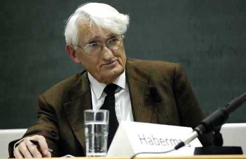 Jürgen Habermas gilt als einer der bedeutendsten Denker und Intellektuellen unserer Zeit. Er wurde am 18. Juni 1929 in Düsseldorf geboren. Von 1949 bis 1954 studierte er in Göttingen, Zürich und Bonn die Fächer Philosophie, Geschichte, Psychologie, Deutsche Literatur und Ökonomie. Er lehrte unter anderem an den Universitäten Heidelberg und Frankfurt am Main sowie der University of California in Berkeley und war Direktor des Max-Planck-Instituts zur Erforschung der Lebensbedingungen der wissenschaftlich-technischen Welt in Starnberg. Jürgen Habermas erhielt zahlreiche Ehrendoktorwürden und Preise, darunter den Friedenspreis des Deutschen Buchhandels (2001) und den Kyoto-Preis (2004).