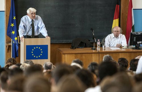 Bis ins hohe Alter von mittlerweile 91 Jahren hat Jürgen Habermas seinen kritischen Geist beibehalten. Zuletzt erschienen seine beiden Bände „Auch eine Geschichte der Philosophie“. Die Bücher geben im Stil einer Genealogie darüber Auskunft, wie die heute dominanten Gestalten des westlichen nachmetaphysischen Denkens entstanden sind. Als Leitfaden dient Habermas der Diskurs über Glauben und Wissen, der aus zwei starken achsenzeitlichen Traditionen im römischen Kaiserreich hervorgegangen ist. Habermas zeichnet nach, wie sich die Philosophie sukzessive aus ihrer Symbiose mit der Religion gelöst und säkularisiert hat. In systematischer Perspektive arbeitet er die entscheidenden Konflikte, Lernprozesse und Zäsuren heraus sowie die sie begleitenden Transformationen in Wissenschaft, Recht, Politik und Gesellschaft. Aber das Buch ist auch eine Reflexion über die Aufgabe einer Philosophie, die an der vernünftigen Freiheit kommunikativ vergesellschafteter Subjekte festhält: Sie soll darüber aufklären, „was unsere wachsenden wissenschaftlichen Kenntnisse von der Welt für uns bedeuten – für uns als Menschen, als moderne Zeitgenossen und als individuelle Personen“.