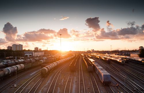 30 Prozent des Lkw-Verkehrs sind auf die Schiene zu verlagern, befindet das Wuppertaler Klimainstitut. Dazu passt die Investitionsstrategie der Bundesregierung: Mit 200 Millionen Euro will das Bundesverkehrsministerium den Güterverkehr auf Schienen stärken. Vom 13. Dezember an sollen über fünf Jahre jährlich 40 Millionen Euro Unterstützung an Eisenbahnunternehmen gehen, die einzelne Waggons oder auch Wagengruppen zu Güterzügen zusammenstellen. Die Förderung stehe allen Unternehmen wettbewerbsneutral zur Verfügung, teilte das Ministerium mit. Die bundeseigene Bahn-Gütersparte DB Cargo gilt allerdings als einziges Unternehmen, das diesen sogenannten Einzelwagenverkehr in Deutschland betreibt. Dabei handelt es sich um Lieferungen, die einen kleineren Umfang als einen gesamten Zug haben. Ziel der Förderung ist es, für Unternehmen die Kosten zu senken, die sie beim Rangieren oder beim Zusammenstellen der Züge für die Nutzung der Gleise an die Betreiber der Anlagen und Rangierbahnhöfe zahlen müssen. Nach Angaben der EU-Kommission, die die Unterstützung genehmigt hatte, macht der Einzelwagenverkehr in Deutschland ein Viertel des Güterverkehrs auf der Schiene aus.