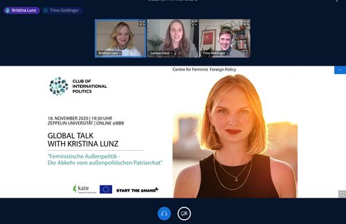 Donald Trump, Wladimir Putin, Boris Johnson oder Xi Jinping – bis auf Bundeskanzlerin Angela Merkel sind die zentralen Stimmen der weltweiten Außenpolitik Männer. Doch nachdem Schweden 2014, Kanada 2017 und Mexiko 2020 die ersten Staaten waren, die offiziell bekannt gaben, dass sie eine feministische Außenpolitik verfolgen, wird immer öfter die Frage gestellt: Was ist das eigentlich? Einerseits soll in einer feministischen Außenpolitik ein ausgewogenes Verhältnis zwischen den Geschlechtern in Entscheidungspositionen herrschen, andererseits soll der Diskurs in der Außenpolitik von den neorealistischen Schlagworten Militär, Gewalt und Sicherheit hin zu Austausch, Kooperation und Frieden gelenkt werden. Internationale Wirtschaftsbeziehungen, Migration und globale Ungleichheiten werden mit einer intersektionalen feministischen Linse neu gedacht – so soll den Gruppen, die sonst von der Politik vergessen und benachteiligt werden, Gehör verschafft werden und neue inklusive Lösungen generiert werden. Als ehemalige Beraterin des UN Women National Komitees Deutschland und des Auswärtigen Amts hat Kristina Lunz ihre Erfahrung zu den Themen Frauenrechte, Minderheitenschutz und Außenpolitik bei einem virtuellen Besuch an der Zeppelin Universität konkretisiert.