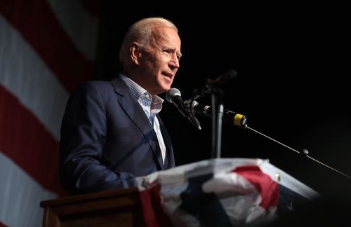 Der gewählte US-Präsident Joe Biden hat dem Coronavirus den Kampf angesagt. Die Eindämmung der Pandemie zählte nicht nur zu seinen zentralen Wahlversprechen, auch bei seiner ersten großen Rede nach den US-Wahlen kündigte Biden rasche Maßnahmen gegen die Pandemie an. Nun ist klar: Er will das Gesundheitsministerium einem Verfechter der Reformen für eine bessere Krankenversicherung für Millionen Amerikaner anvertrauen. Er nominierte am Montag den kalifornischen Generalstaatsanwalt und Justizminister Xavier Becerra für den Posten. Becerra leitete als Justizminister Kaliforniens die Anstrengungen mehrerer US-Staaten und der Hauptstadt Washington gegen Bestrebungen der Republikaner, die Gesundheitsreform von Präsident Barack Obama vor Gericht zu kippen. Wenn Becerra vom Senat als Gesundheitsminister bestätigt wird, nimmt er eine Schlüsselrolle in Bidens Kabinett ein. Der gewählte Präsident hat den Kampf gegen die Corona-Pandemie zu einer seiner Prioritäten erklärt.