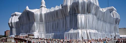 Mit den Namen Christo und Jean-Claude verbindet man in Stoffbahnen verhüllte und verwandelte Landschaften und Gebäude, Kunstwerke, die Monumentalität und Vergänglichkeit vereinen. Bereits 2009 verstarb Jean-Claude, nun ist auch Christo von uns gegangen. ZU-Professorin und Kunstwissenschaftlerin Karen van den Berg über das Werk und Wirken eines exzentrischen Künstlerpaares.