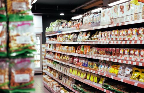 Warum lassen wir die Deutschen nicht einfach essen, was sie wollen? So könnte man den Sinn von Nudging im Supermarkt provokant hinterfragen. Eine Antwort liefert ein Blick auf die Gesundheit der Deutschen: Fast jeder zweite Bundesbürger ist übergewichtig. Das, so schreibt es jedenfalls das Bundesministerium für Ernährung und Landwirtschaft, liegt auch an einer zu einseitigen und kalorienreichen Ernährung. Zu viel Zucker, Fette oder Salz – Übergewicht erhöht das Risiko für Krankheiten wie Bluthochdruck oder Diabetes. Entsprechende Kennzeichnungen können dem vorbeugen, erklärt Jakob Linseisen, Präsident der Deutschen Gesellschaft für Ernährung (DGE): Beim Einkauf sei es manchmal herausfordernd, in der Hektik des Alltags und bei der großen Auswahl die „richtige“ Wahl zu treffen. „Eine rasch ersichtliche, leicht verständliche Kennzeichnung von Lebensmitteln wie der Nutri-Score hilft bei der Orientierung und der Auswahl von gesundheitsförderlichen Lebensmitteln. Der Nutri-Score kann so zu einer ausgewogeneren Ernährung beitragen. Es ersetzt aber nicht die Bewertung des gesamten Lebensmittels, zum Beispiel durch den Blick auf die Zutatenliste und Nährwertkennzeichnung, oder gar die Bewertung der täglichen Lebensmittelauswahl insgesamt“, erklärt Linseisen.