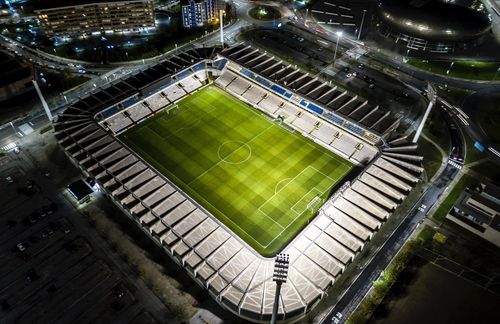 Seit Beginn der Corona-Pandemie und einer Spielpause spielt die Fußball-Bundesliga seit Mai mit einem detaillierten Hygienekonzept – und fast nur vor leeren Stadien. „Manchmal ist es so, dass ich das einfach so hinnehme, interessanterweise übrigens eher vor dem Fernseher als im Stadion“, sagt Sportjournalist Christoph Biermann über die Geisterspiele. Dort, zuhause, empfinde er die Abwesenheit des Publikums und der Atmosphäre noch viel stärker – auch wenn sich trotz des fehlenden Publikums der gespielte Fußball relativ wenig verändert habe. Aber: „Was wir hier sehen, ist ein Verschwinden des Heimvorteils.“ Fans und Vereine hoffen deshalb auf eine baldige Rückkehr der Zuschauer. „Insgeheim“, sagte Borussia Dortmunds Sportdirektor Michael Zorc kürzlich in einem Interview, hoffe er auf die Zeit nach Ostern. „Aber das ist eine reine Spekulation, das ist nicht fundiert.“