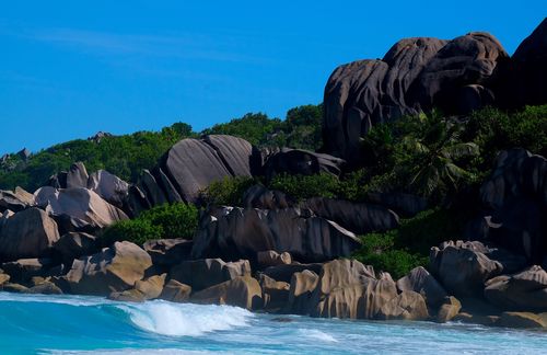 Die Seychellen sind auch weit mehr als ein bloßer Urlaubstraum aus Sonne, Strand, Meer und Farben. Der überaus vitale Inselstaat bietet ein wahres Mosaik der Weltbevölkerung. 455 Quadratkilometer ist der Inselstaat im Indischen Ozean groß, nur rund 97.000 Menschen leben hier. Seit dem 29. Juni 1976 ist die präsidentielle Republik unabhängig vom Vereinigten Königreich. Der Fremdenverkehr beschäftigt etwa 30 Prozent der arbeitenden Bevölkerung, die damit 70 Prozent des Volkseinkommens erwirtschaften. Die politischen Beziehungen zwischen Deutschland und den Seychellen sind gut und die bilaterale Zusammenarbeit gestaltet sich harmonisch und freundschaftlich. Als einziges westliches Land hatte Deutschland den Demokratisierungsprozess Anfang der 1990er-Jahre durch die Entsendung eines Verfassungsexperten und mittels technischer Wahlhilfe substanziell unterstützt.