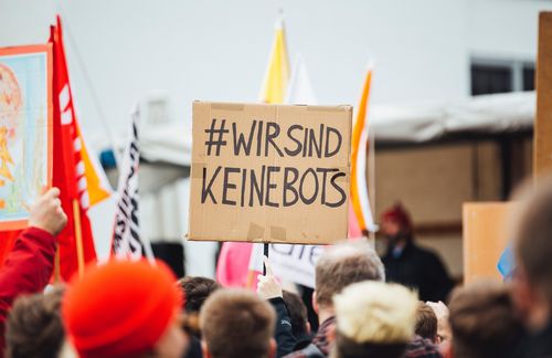 Der Weg ist frei, trotz aller Proteste: Im Februar dieses Jahres hat das Bundeskabinett eine Reform des Urheberrechts in Deutschland beschlossen. Das Ende des freien Internets, nichts weniger, war zuvor die Befrüchtung vieler Demonstranten, die 2019 gegen die neue Urheberrechtsrichtlinie der EU auf die Straße gingen. Die Richtlinie sieht vor, dass Plattformen wie YouTube für alle hochgeladenen Inhalte urheberrechtlich Verantwortung tragen. Diesem Beschluss entsprechend musste Deutschland seine Gesetzgebung nun anpassen. Doch dabei machte die Regierung den Demonstranten ein Versprechen: sogenannte Upload-Filter, die Verstöße gegen das Urheberrecht automatisch erkennen und zensieren könnten, würden verhindert werden. Doch, so zeigt die Reform der Rechtsprechung: Einige Regelungen können wohl nicht ohne den EInsatz von automatischen Filtern durchgesetzt werden. Um das zu vermeiden, sollen Plattformen jetzt möglichst viele Lizenzverträge abschließen. Urheber und Rechteinhaber, wie beispielsweise Musiklabels, können sich zusammenschließen und gemeinsam Verträge mit YouTube und Co. aushandeln. Ein großer Teil von urheberrechtlich geschütztem Material könnte dadurch abgedeckt sein. Der Ausgang: offen.