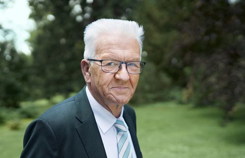 So sehen Sieger aus: 2011 noch als Überraschungs-Ministerpräsident ins Amt gekommen, ist Grünen-Politiker Winfried Kretschmann in Baden-Württemberg mittlerweile eine feste Größe. Und das dürfte er auch bleiben. Denn Grüne und CDU haben im Südwesten der Republik bereits am Mittwoch ein erstes Sondierungsgespräch über die mögliche Fortsetzung der gemeinsamen Koalition geführt – und danach strenges Stillschweigen vereinbart. In Verhandlungskreisen hieß es, wie erwartet sei die Union nach ihrer schweren Niederlage bei der Landtagswahl sehr zugewandt gewesen. Vor allem Innenminister und CDU-Landeschef Thomas Strobl habe herausgestrichen, dass mit ihm eine weitere vertrauensvolle Zusammenarbeit möglich sei. Strobl galt in den vergangenen fünf Jahren als Vertrauter von Ministerpräsident Kretschmann. Die CDU will unbedingt verhindern, dass die Grünen eine Ampel mit SPD und FDP bilden. Kretschmann nannte das Gespräch mit der CDU im Anschluss „gut“, sagte aber nicht mehr. Am Nachmittag sprachen die Grünen auch mit der SPD und der FDP. Beide Sondierungsgespräche sollen in der kommenden Woche fortgesetzt werden.