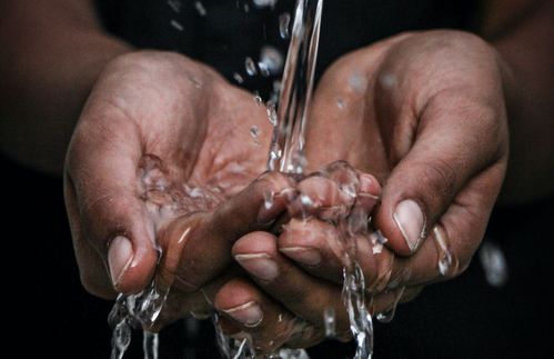 Wasser marsch! Hochwertiges Trinkwasser frisch aus dem Hahn ist für die Menschen in Deutschland selbstverständlich. Rund um die Uhr in einwandfreier Qualität steht es für den täglichen Bedarf zur Verfügung. Dagegen haben weltweit laut Vereinten Nationen über zwei Milliarden Menschen keinen sicheren Zugang zu sauberem Trinkwasser; weit mehr noch entbehren angemessene sanitäre Einrichtungen. Die deutsche Trinkwasserversorgung zählt indes zu den leistungsfähigsten weltweit. 