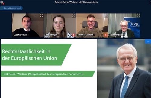 Der Drang zu mehr Rechtsstaatlichkeit in Europa hält an. In diesen Tagen trifft der Druck vor allem Polen. Im Streit über die polnischen Justizreformen verhärten sich die Fronten zwischen der nationalkonservativen Regierung in Warschau und der EU-Kommission. Die Brüsseler Behörde sieht die Unabhängigkeit polnischer Richter in Gefahr und verklagt das Land deshalb vor dem Europäischen Gerichtshof, wie EU-Justizkommissar Didier Reynders am Mittwoch mitteilte. Um keine Zeit zu verlieren, rief die Kommission die höchsten EU-Richter dazu auf, vor einem endgültigen Urteil bereits vorläufige Maßnahmen zu verhängen. Aus Sicht der EU-Kommission gibt es zwei Knackpunkte: Zum einen untergrabe das Gesetz zur Disziplinierung von Richtern die Unabhängigkeit polnischer Richter und stimme nicht mit dem Vorrang von EU-Recht überein; zum anderen dürfe die Disziplinarkammer des obersten polnischen Gerichtshofs nicht weiter tätig sein, da sie möglicherweise nicht unabhängig sei. „Ich bin zutiefst besorgt über die fortgesetzten Maßnahmen, die die Unabhängigkeit der Justiz in Polen untergraben“, sagte Kommissionsvize Vera Jourova am Mittwoch. Der Druck auf polnische Richter nehme immer weiter zu und ihre Unabhängigkeit werde zunehmend ausgehöhlt.