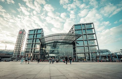 „Nächster Halt, Berlin Hauptbahnhof!“ Diese Durchsage sollen deutsche Reisende künftig viel öfter hören – nämlich dann, wenn sie aus dem Zug statt aus dem Flieger steigen. Denn Inlandsflüge gelten als besonders klimaschädlich. Mit dem Ausbau des Schienennetzes und einer besseren Zusammenarbeit wollen Bahn und Luftverkehrswirtschaft deshalb nahezu jeden fünften Passagier deutscher Inlandsflüge in die Züge holen. Einen entsprechenden Aktionsplan haben die Bahn und der Bundesverband der Deutschen Luftverkehrswirtschaft (BDL) unterzeichnet. Bei einer optimalen Umsetzung ließen sich nach BDL-Berechnungen jährlich rund 4,3 Millionen bisherige Flugpassagiere auf die Schiene holen. Das wären rund 18 Prozent des Passagieraufkommens von 23,9 Millionen Inlandsfluggästen aus dem Jahr 2019. Ein genauer zeitlicher Rahmen zum Erreichen dieses Ziels wurde nicht genannt, der Plan enthält aber Elemente für die kommenden zehn Jahre. Kurzfristig rechnen die Fluggesellschaften wegen der Corona-Pandemie mit deutlich geringeren Passagierzahlen und einer nur langsamen Erholung des Geschäftsreisesegments.