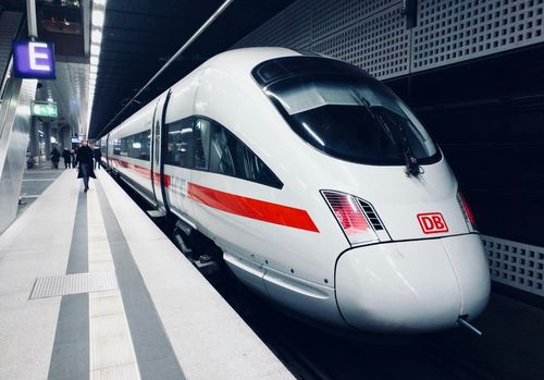 Bundesverkehrsminister Andreas Scheuer (CSU) sieht die Deutsche Bahn wegen der anhaltenden Corona-Krise weiterhin in einer schwierigen Lage. „Die Auslastung im Fernverkehr liegt bei 18 Prozent, das sagt alles“, sagte Scheuer der Deutschen Presse-Agentur im April. „Es muss aber ein Grundangebot an Mobilität und Versorgung gewährleistetet und garantiert werden.“ Der Bund plant deshalb eine Eigenkapitalerhöhung in Höhe von 5 Milliarden Euro für die bundeseigene Deutsche Bahn. Es sei Vertrauen in die öffentlichen Verkehrsmittel notwendig, die nach der Corona-Phase wieder hochfahren müssten. „Jetzt ist es eine brutal harte Zeit, die natürlich dazu führt, dass auch die wirtschaftliche Aussicht für die nächsten Jahre für diese Unternehmen schweren Schaden erlitten hat.“ Die Bahn hatte wegen eines Einbruchs bei den Fahrgastzahlen im vergangenen Jahr mit 5,7 Milliarden Euro unterm Strich den größten Verlust ihrer Geschichte eingefahren. Zugleich stiegen die Verbindlichkeiten des Konzerns auf historisch hohe 29,3 Milliarden Euro.