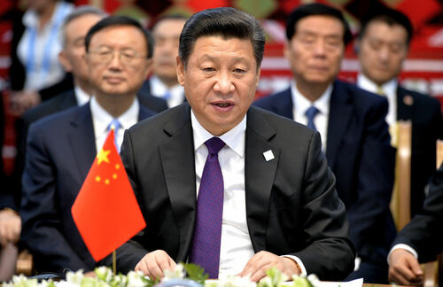 Seit 2012 ist Xi Jinping der Generalsekretär der Kommunistischen Partei Chinas sowie Vorsitzender der Zentralen Militärkommission und seit 2013 Staatspräsident der Volksrepublik. Unter Xi wurde die Reformpolitik seiner Vorgänger zurückgefahren - stattdessen verfolgt er eine stärkere patriotische Ideologisierung sowie eine aggressivere Außen- und Innenpolitik. Dennoch ist er als einer der mächtigsten Herrscher der Welt von der internationalen Bühne nicht mehr wegzudenken – etwa wenn es um den Klimaschutz geht. Dafür hat China eine Verringerung seines Kohleverbrauchs von 2025 an in Aussicht gestellt. Auf dem virtuellen Klimagipfel auf Einladung von US-Präsident Joe Biden sagte Chinas Staats- und Parteichef Xi Jinping im April, sein Land wolle Kohlekraftwerke „streng kontrollieren“. Während des laufenden Fünf-Jahres-Planes bis 2025 solle der Anstieg des klimaschädlichen Kohleverbrauchs „streng begrenzt“ und während des folgenden Planes bis 2030 „stufenweise verringert“ werden. China ist das bevölkerungsreichste Land der Erde sowie der größte Kohleverbraucher und Kohlendioxidproduzent. Während die Regierung wiederholt die Ziele im Kampf gegen den Klimawandel bekräftigt, bemängeln Kritiker aber einen weiteren Ausbau der Kohleenergie auf lokaler Ebene und einen Zuwachs der Kohleförderung. Das Land stützt seine Energieversorgung zu rund 60 Prozent auf Kohle.