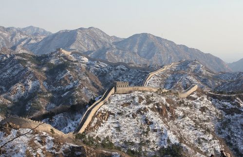 Zu Chinas Erfolgsrezept zählte in den vergangenen Jahren auch das schier ungebrochene Wachstum der Volksrepublik – wieder einmal bewiesen im April dieses Jahres. Der Außenhandel der Volksrepublik hat mit der Erholung von der Corona-Pandemie unerwartet kräfig zugelgt. Im April stiegen die Exporte in US-Dollar berechnet um 32,3 Prozent im Vergleich zum Vorjahreszeitraum, wie der Zoll in Peking berichtete. Experten hatten eine leichte Abschwächung im Exportwachstum erwartet, die sich aber nicht einstellte. Dafür könnte China bald ein ganz anderes Problem bekommen: Das Land steht vor einer demografischen Krise. Erstmals seit Jahrzehnten soll die Bevölkerung im vergangenen Jahr geschrumpft sein, heißt es. Durch das sinkende Arbeitsangebot – bis 2050 wird die Zahl der Personen im erwerbsfähigen Alter um 200 Millionen zurückgehen – verliert eine wichtige Determinante des Wirtschaftswachstums an Bedeutung. Und das umlagefinanzierte Pensionssystem könnte 2035 defizitär werden.