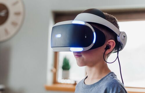 Die Virtuelle Realität boomt – jedenfalls bald, glaubt eine Studie der Unternehmensberatung PwC. Die noch junge Technologie scheint der Nische allmählich zu entwachsen. So stiegen die hierzulande mit VR erzielten Erlöse zuletzt auf ein Volumen von 116 Millionen Euro, ein Plus von 38 Prozent. Der größte Anteil entfiel dabei mit 62 Millionen Euro auf die Gaming-Branche. Dahinter folgten mit 43 Millionen Euro die Erlöse aus dem Verkauf von VR-Videos. Für die kommenden Jahre rechnet PwC mit einem durchschnittlichen Wachstum von 19,2 Prozent pro Jahr, sodass das Marktvolumen 2023 schon bei rund 280 Millionen Euro liegen könnte. Die Beraterkollegen von Deloitte gehen sogar noch einen Schritt weiter: Im Jahr 2024 werden ihren Daten nach in Deutschland mit VR-Hardware und -Inhalten 530 Millionen Euro umgesetzt. Insgesamt soll die durchschnittliche jährliche Wachstumsrate zwischen 2019 und 2024 bei beachtlichen 30 Prozent liegen.