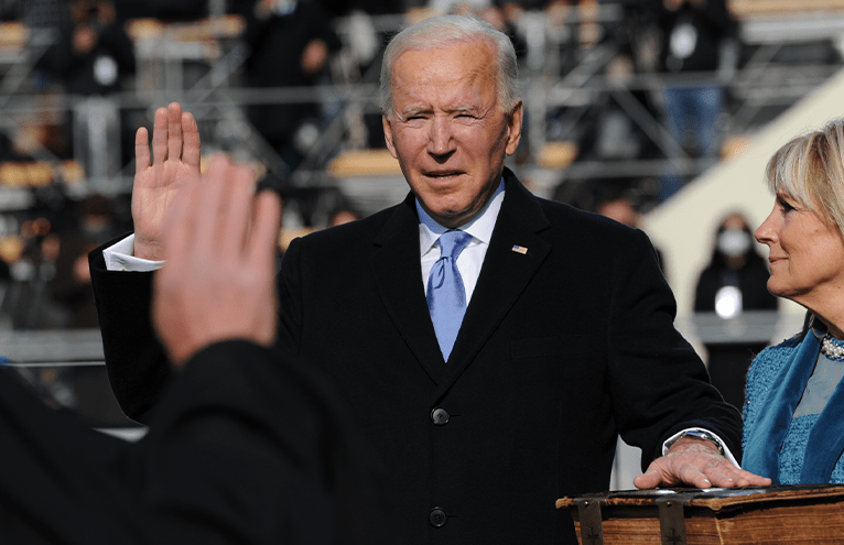 Mit dem Demokraten Joe Biden sind die US-Amerikaner auch als gern gesehener Gast auf der Weltbühne zurück – zum Beispiel als Teil einer starken Nordatlantischen Allianz. Die braucht es auch, wenn es nach Biden geht. Denn der sieht die demokratischen Werte der Nato unter Druck: „Russland und China versuchen beide, einen Keil in unsere transatlantische Solidarität zu treiben“, sagte Biden am Montagabend nach dem Nato-Gipfel in Brüssel. „Aber unser Bündnis hat ein starkes Fundament, auf dem wir unsere kollektive Sicherheit und unseren gemeinsamen Wohlstand weiter aufbauen können.“ Biden betonte erneut, er habe sich bei dem Gipfel klar zum Artikel 5 zur kollektiven Verteidigung bekannt. „Es ist eine heilige Verpflichtung.“ An diesem Dienstag steht für Biden in Brüssel ein Treffen mit den EU-Spitzen auf dem Programm. Zum Abschluss seiner ersten Europareise kommt Biden dann am Mittwoch in Genf zu seinem ersten Gipfel mit Kremlchef Wladimir Putin zusammen.