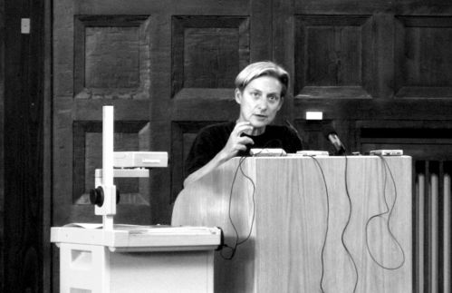 Eine feministische Philosophin, Ikone – und Querdenkerin im besten Sinne: So lässt sich Judith Butler wohl am besten beschreiben. Die am 24. Februar 1956 in Cleveland geborene Denkerin zählt zu den einflussreichsten Theoretikerinnen unserer Zeit. Bevor sie 1993 Lehrstuhlinhaberin für Rhetorik an der University of California, Berkeley wurde, begann ihr Lebenslauf an der Yale University. Hier studierte sie von 1974 bis 1982 Kontinentalphilosophie. Anschließend absolvierte sie ein akademisches Jahr an der Universität Heidelberg. Nachdem Butler ihr Studium abgeschlossen hatte, war sie als wissenschaftliche Mitarbeiterin an der Yale University tätig. 1984 folgte die Promotion. Nach einem Aufenthalt an der Wesleyan University (1985), Assistenzprofessuren an der George Washington University (1986-1989) und an der Johns Hopkins University (1989-1991), erhielt sie 1991 an letzterer Universität schließlich eine reguläre Professur für Humanwissenschaften. Seit 1993 ist sie an der University of California, Berkeley tätig, wo sie eine Professur für Rhetorik annahm. 1998 erhielt sie dort den Maxine-Elliot-Lehrstuhl für Rhetorik und Vergleichende Literaturwissenschaft.