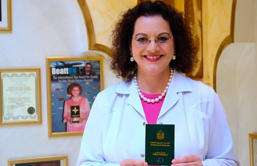 Sie ist die Falkenärztin, der die Araber vertrauen: Dr. Margit Gabriele Müller. Derzeit ist sie als Executive Director des Abu Dhabi Falcon Hospital tätig ist, hat sich in einer männerdominierten und kulturell unterschiedlichen Welt einen Namen gemacht.Die preisgekrönte Autorin und promovierte Tierärztin lebt seit 2001 in Abu Dhabi, wo sie das größte und renommierteste Falkenkrankenhaus der Welt leitet – derzeit mit 130 Mitarbeitern aus 16 Ländern. Müller erwarb den Master of Business Administration von der Strathclyde Business School der Universität von Strathclyde, Glasgow, um ihren Mangel an betriebswirtschaftlichen Kenntnissen auszugleichen. Und das – zusätzlich zu ihrem Vollzeitjob – in der Rekordzeit von einem Jahr statt der üblichen zwei Jahre dank der Sondergenehmigung des Dean in Glasgow. Darüber hinaus besitzt sie das Diplom in Veterinärhomöopathie und die Zusatzbezeichnung Tierzahnheilkunde.