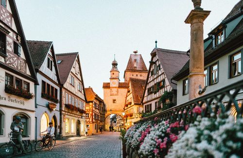 In Deutschland indes sind die Corona-Zahlen auf deutlich niedrigerem Niveau, doch auch hierzulande wird hart um den stockenden Fortschritt der Impfkampagne gerungen. Gleichzeitig mehren sich die Stimmen, nicht zurück in einen harten Lockdown zu verfallen. Die bundesweite Inzidenz stieg am 9. August auf 23,1. Als Reaktion haben sich die Gesundheitsminister der Länder dafür ausgesprochen, dass der Bundestag die vorerst bis 11. September bestehende epidemische Lage von nationaler Tragweite verlängert. Hintergrund sei, dass eine Fortführung von Infektionsschutzmaßnahmen auch danach absehbar sei, heißt es in einem Beschluss der Gesundheitsministerkonferenz. Der Bundestag hatte zuletzt am 11. Juni festgestellt, dass die Sonderlage wegen der Corona-Pandemie fortbesteht. Die festgestellte Lage gibt dem Bund das Recht, direkt ohne Zustimmung des Bundesrates Verordnungen zu erlassen, etwa zu Tests, Impfungen, zum Arbeitsschutz oder zur Einreise. Zudem beziehen sich konkrete Maßnahmen wie Maskenpflicht oder Kontaktbeschränkungen, die die Länder festlegen können, laut Infektionsschutzgesetz auf die Feststellung dieser Lage.