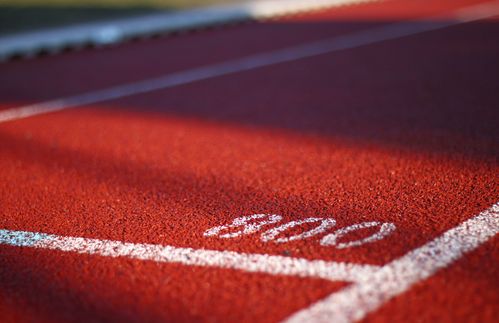 Während das Interesse der TV-Zuschauer groß war, dürften die sportlichen Köpfe des Landes mit flauem Gefühl auf die Sommerspiele zurückblicken: So schlecht wie in Tokio hat die deutsche Olympiamannschaft seit der Wiedervereinigung nicht abgeschlossen. Mit zehn Mal Gold, elf Mal Silber und 16 Mal Bronze landete das deutsche Team auf Platz neun des Medaillenspiegels. Insgesamt sprangen in Tokio 37 Medaillen heraus. „Unser Ergebnis ist vergleichbar, aber am Ende eben doch ein wenig schwächer", sagte Chef de Mission Dirk Schimmelpfennig. Von den Finalplätzen her sei die Ausbeute „ein klein wenig besser" als in Rio gewesen, aber man habe seltener den Sprung aufs Podium geschafft. „Wir müssen die Finalplätze noch stärker in den Mittelpunkt stellen und das auch Richtung Paris schon ausgeben", so Schimmelpfennig. Wahrlich erschütternd waren indes die rassistischen Äußerungen von Radsportdirektor Patrick Moster während des Einzelzeitfahrens und die zögerlichen Reaktionen der deutschen Verbände ebenso wie das Fünfkampfdrama um Annika Schleu, das nur Verlierer produzierte und die wichtige Debatte über das Tierwohl in den Fokus rückte.