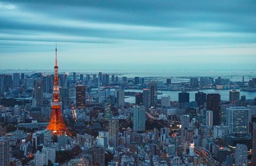 Feierabend in Tokio: Mit der Schlussfeier sind die Übertragungen von den Olympischen Spielen aus Tokio zu Ende gegangen. Insgesamt war das Interesse an den Übertragungen der deutschen Fernsehsender sehr groß, trotz leerer Ränge und angespannter Corona-Lage: Das Erste (ARD) erreichte trotz der Zeitverschiebung an seinen neun Sendetagen knapp über 30 Millionen Zuschauer, dies entspricht rund 40 Prozent der deutschen Bevölkerung in Fernsehhaushalten. Im Schnitt verfolgten 1,297 Millionen Zuschauer alle Sportübertragungen im Ersten, der Marktanteil lag bei 21,5 Prozent. ARD-Sportkoordinator Axel Balkausky gab sich sehr zufrieden: „Besonders schön ist es für uns zu sehen, wie groß das Interesse in diesem Jahr auch wieder an Sportarten war, die sonst nicht so im Fokus stehen – wie Ringen, Tischtennis, Judo oder Klettern, und wir sind dankbar, dass wir diesen und vielen anderen Sportarten so eine große Bühne bieten konnten. Dies rechtfertigt den enormen Aufwand, den ARD und ZDF redaktionell und in den Bereichen Produktion und Technik investieren."