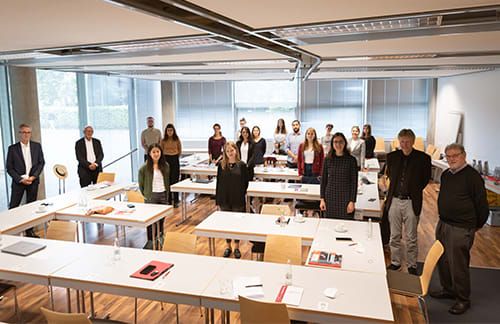 Besuch des Konfuzius-Institute Metropole Ruhr und Austausch mit dem Politologen Professor Dr. Thomas Heberer sowie mit den Vertreterinnen und Vertretern des China Business Network Duisburg (CBND) (hier zu nennen: Vorsitzender des Vorstands Johannes Pflug sowie Vorstandsmitglieder Christian Muller-Kemler und Susanne Löhr). Professor Dr. Josef Wieland, Inhaber des Lehrstuhls für Institutional Economics & Transcultural und Direktor am Leadership am Leadership Excellence Institute Zeppelin | LEIZ, nahm ebenfalls an der Diskussionsrunde teil.