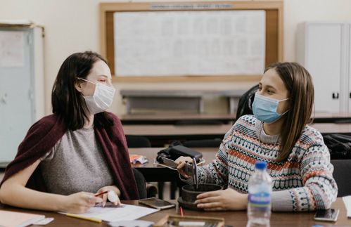 Schule in Pandemiezeiten? Das hat die Vergleichbarkeit und Steuerung der weltweiten Schulsysteme ordentlich durcheinander gebracht. Auch in Deutschland. Im März 2020 wurde im Zusammenhang mit der COVID-19-Pandemie in allen Bundesländern der reguläre Schulbetrieb eingestellt. Für die Studie „Kontinuität und Wandel der Schule in Krisenzeiten“ wurden im Sommer und Frühherbst 2020 zunächst rund 800 Schulleiterinnen und Schulleiter von Grund- und Sekundarschulen in sieben Bundesländern zum Unterricht in Zeiten der Corona-Pandemie und zu ihren Erfahrungen und Lösungsansätzen in der Praxis befragt. Die Kommunikation während der Schulschließung im Frühjahr 2020 – sowohl innerhalb des Kollegiums als auch mit der Elternschaft und den Schülerinnen und Schülern – hat nach Einschätzung der Befragten weitgehend reibungslos funktioniert. Knapp 40 Prozent der Schulleiterinnen und Schulleiter geben an, dass alle Schülerinnen und Schüler erreicht wurden, knapp die Hälfte der Befragten gibt an, dass 90 Prozent erreicht werden konnten. Nur 3,6 Prozent der Schulleitungen berichten, dass weniger als 80 Prozent der Schülerinnen und Schüler erreicht werden konnten. Die Angaben der befragten Schulleiterinnen und Schulleiter können optimistisch stimmen, weisen aber auch Probleme aus. So schätzt rund die Hälfte der Befragten, dass die Mehrzahl der Eltern ihre Kinder beim häuslichen Lernen am digitalen Gerät unterstützen können. Auf der anderen Seite aber geben fast zwei Drittel an, dass nach ihrem Eindruck bis zu 20 Prozent der Schülerinnen und Schüler zuhause nicht über die nötige digitale Ausrüstung für das Distanzlernen verfügen. Vor allem Schülerinnen und Schüler aus ohnehin benachteiligten Familien sind nach Einschätzung der Schulleitungen davon betroffen.