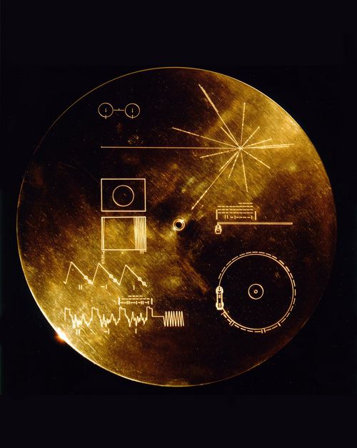 „On the chance that someone is out there“ wurde 1977 die Golden Record mit der Raumsonde Voyager II ins All entlassen. 500 Millionen Jahre lang werden darauf 27 Tracks abzuspielen sein, von Ethnomusik-Beispielen aus allen Ecken der Erde bis zu Fünf-Minuten-Stücken von Bach, Mozart, Beethoven und Stravinsky. „Murmurs of the Earth“ hieß das Projekt: Die Erde präsentiert sich musikalisch der Zukunft mit ihrer Vergangenheit, als muntere Murmelgruppe.