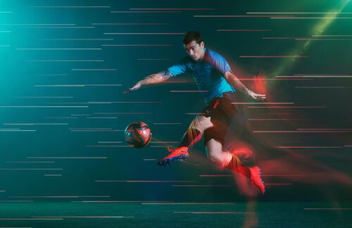 Antoine Griezmann, so die Ankündigung in einem der Werbevideos der Kampagne „Unlock New Levels”, „blurs the line between the real and virtual worlds of football”. Beworben wird der Fußballschuh „Future”.