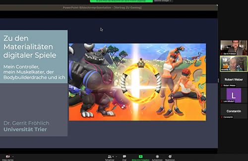  „Digitale Medien und Kulturen müssen immer auch als materielle Praktiken und Kulturen verstanden werden“, sagt Dr. Gerrit Fröhlich. In seinem Vortrag „Zu den Materialitäten digitaler Spiele“ erklärt er aus vielen verschiedenen Perspektiven, warum dieses Zitat zutreffend ist: Von der Hardware als limitierendem Faktor für die Software über die benötigten Materialien für die digitale Infrastruktur bis hin zur Software als Illusion des Immateriellen – schaut man genauer hin, ist die Materialität des Digitalen überall zu finden.