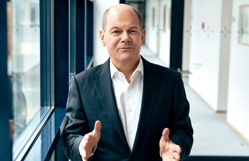 Habemus Kanzler? Am 8. Dezember soll SPD-Politiker Olaf Scholz zu Deutschlands neuem Bundeskanzler gekürt werden. Die Zustimmung gilt als sicher, denn zuvor einigten sich SPD, Grüne und FDP auf ein gemeinsames Regierungsprogramm. Die drei Parteien, die über die Hälfte der Bundestagssitze innehalten, müssen Scholz als Kanzler demnach nur noch bestätigen. Nach SPD und FDP hatten am Montag zuvor auch die Grünen dem 177 Seiten starken Koalitionsvertrag zugestimmt. Er trägt den „Mehr Fortschritt wagen“. In ihrem über Wochen ausgehandelten Vertrag versprechen die Ampel-Parteien unter anderem große Anstrengungen beim Klimaschutz. So soll die Industrieproduktion in Deutschland klimaneutral werden. Zugleich sind Verbesserungen etwa für Geringverdiener, Mieter und Familien vorgesehen.