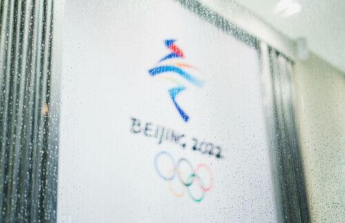Eiskalte Angelegenheit: Die Olympischen Winterspiele in Peking laufen seit dem 4. Februar und werden mit der Abschlussfeier am 20. Februar zu Ende gehen. Damit ist die chinesische Hauptstadt die erste Stadt, die sowohl die Olympischen Sommer- als auch Winterspiele ausrichtet, nachdem Peking bereits 2008 Gastgeber der Sommerspiele war. Die ersten Olympischen Winterspiele fanden vom 25. Januar bis zum 5. Februar 1924 in Chamonix, Frankreich, statt. Mehr als 250 Athleten aus 16 Ländern traten in 16 Disziplinen in fünf Sportarten an. Mit insgesamt 368 Medaillen ist Norwegen das erfolgreichste Land in der Geschichte der Olympischen Winterspiele, darunter 132 Gold-, 125 Silber- und 111 Bronzemedaillen. Bei den Winterspielen 2022 werden Wettbewerbe in 15 Disziplinen in sieben Sportarten ausgetragen. Es gibt 109 Medaillensätze zu vergeben, sieben mehr als im Jahr 2018. Neue Wettbewerbe werden im Bob, Shorttrack, Ski Freestyle, Skispringen und Snowboard ausgetragen werden.
